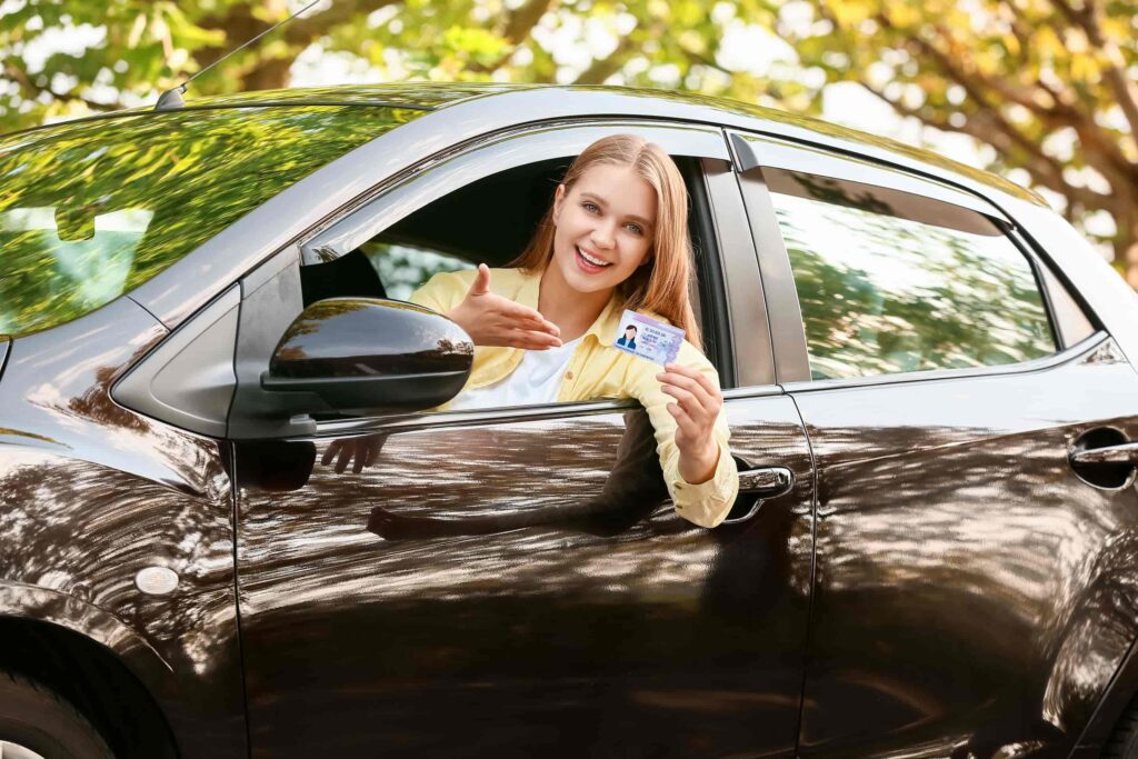 donna mentre firma i documenti necessari per il rinnovo patente